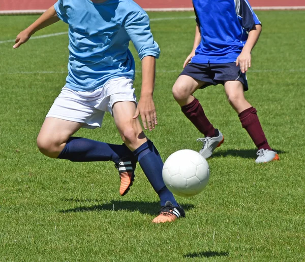 Les enfants jouent au foot. — Photo