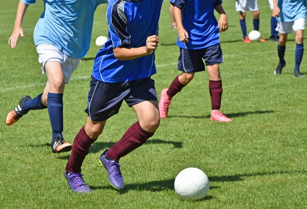 Młodzi chłopcy są gry w piłkę nożną — Zdjęcie stockowe