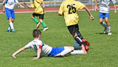 Futbol oynayan genç çocuklar