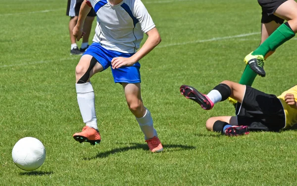 Les enfants jouent au foot. — Photo