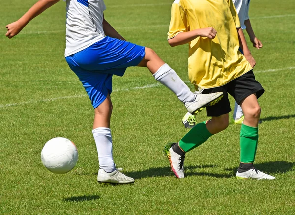 Çocuklar futbol oynayan — Stok fotoğraf