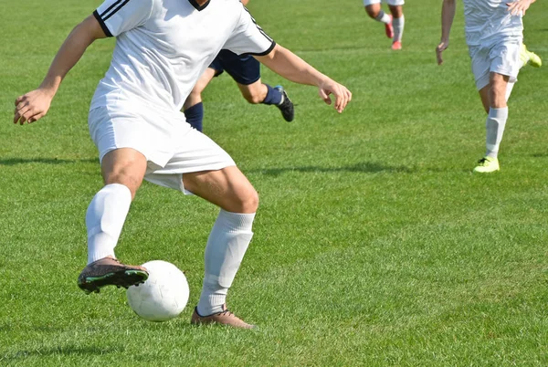 Grać w piłkę nożną na zewnątrz — Zdjęcie stockowe
