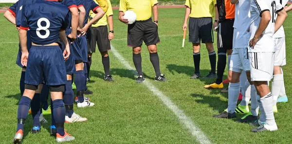 Equipos de fútbol y árbitros antes del partido — Foto de Stock