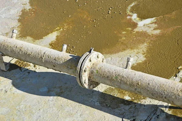 Oude roestige waterleiding — Stockfoto