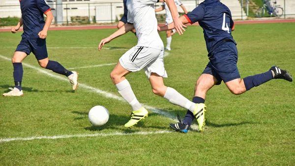 Futbol maçında topu ile çalışan — Stok fotoğraf