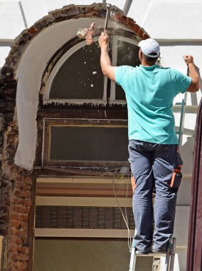 Adam inşaat çalışıyor