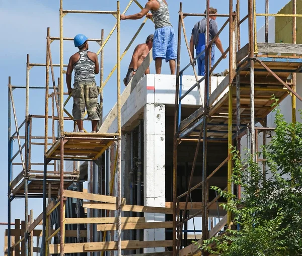 Travailleurs de la construction au travail — Photo