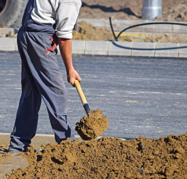 Construction worker with a shovel — Stock Photo, Image