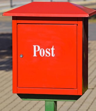 Sokakta kırmızı posta kutusu
