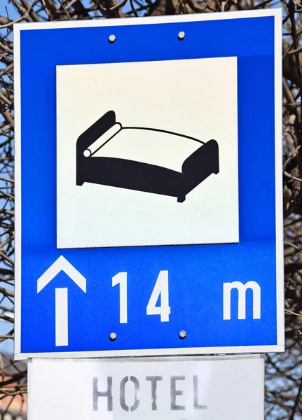 Hotelschild auf der Straße — Stockfoto