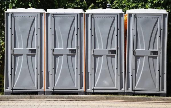 Tragbare Toiletten in einer Reihe — Stockfoto