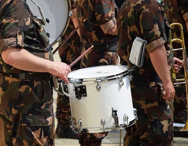 Baterista militar al aire libre —  Fotos de Stock