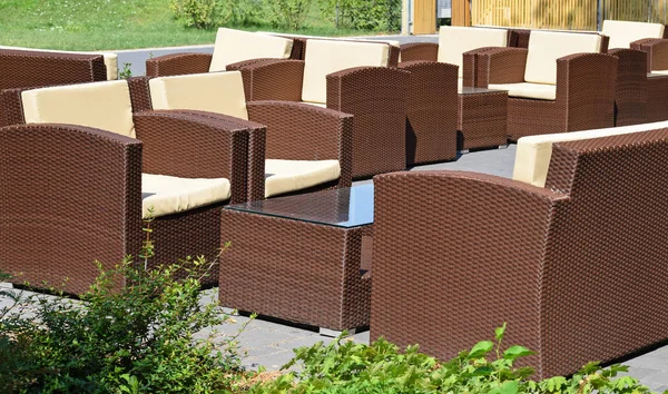 Mesas e cadeiras ao ar livre — Fotografia de Stock