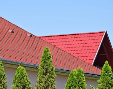 Kırmızı çatılar ve yeşil ağaçlar