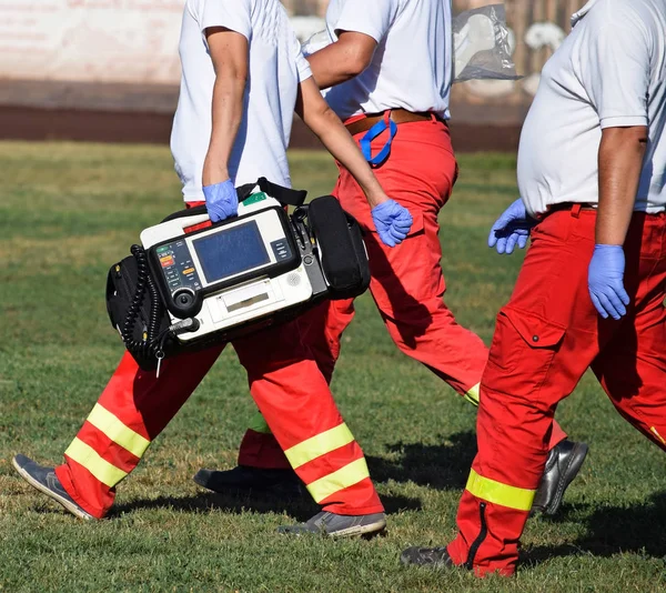 Personal de ambulancia con equipo médico —  Fotos de Stock