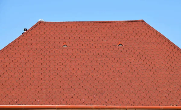 Крыша дома покрыта черепицей — стоковое фото