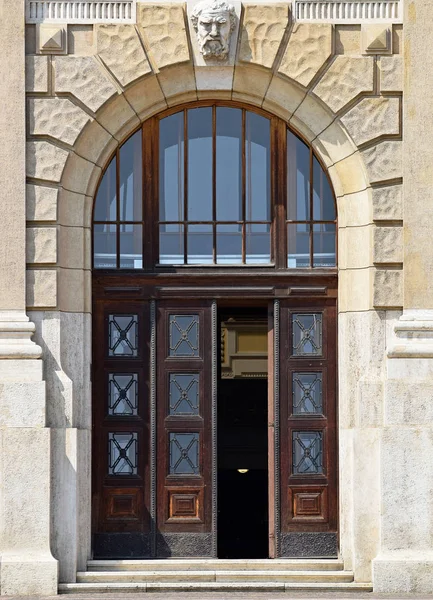 大学の建物の入り口のドア — ストック写真