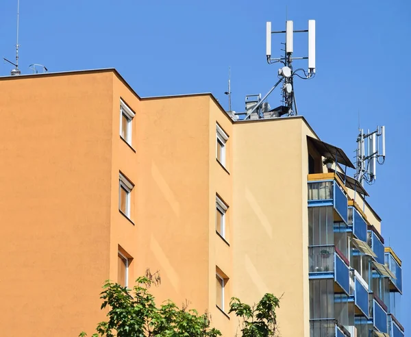 Apartamento edifício com antenas — Fotografia de Stock