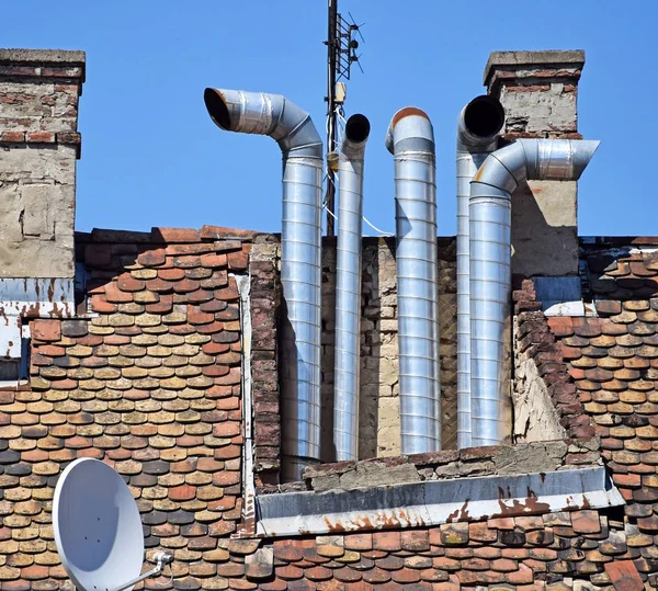 Metalowe kominy na dachu — Zdjęcie stockowe