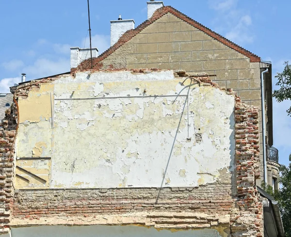 Стена разрушенного многоквартирного дома — стоковое фото