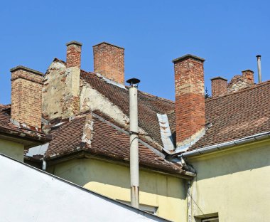 Yığınlar çatılarda duman