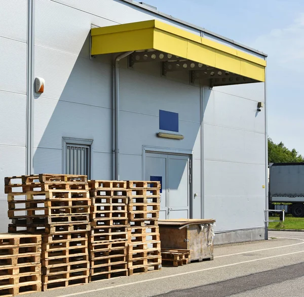 Pallets next to the warehouse — Stock Photo, Image