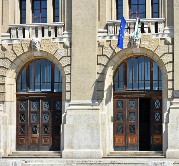 Головний вхід до будівлі університету — стокове фото