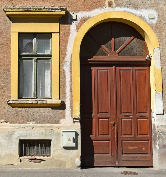 Dörr och fönster i ett gammalt hus — Stockfoto