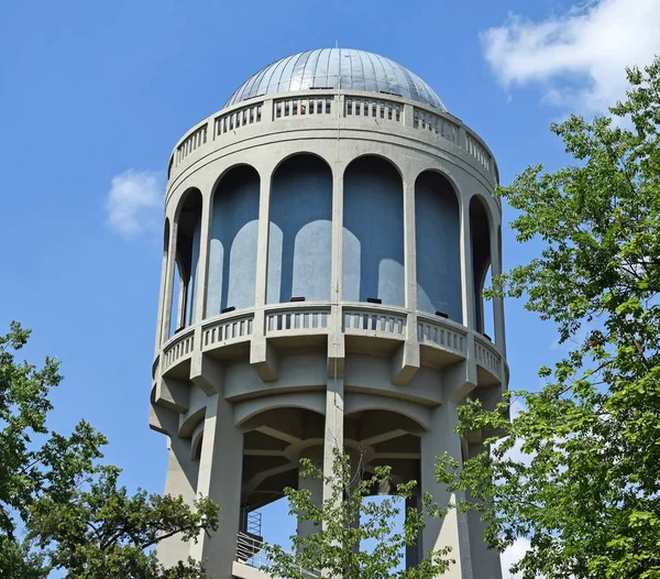 都市の古い給水塔 — ストック写真