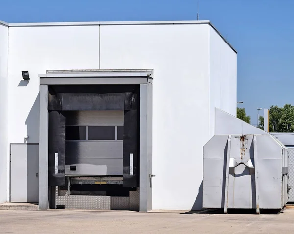 Loading area of the warehouse — Stock Photo, Image