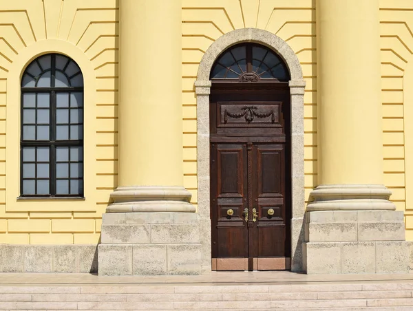 Puerta y ventana de la iglesia — Foto de Stock