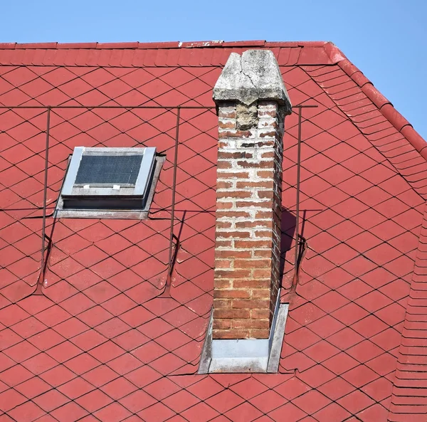 赤い屋根と煙突 — ストック写真
