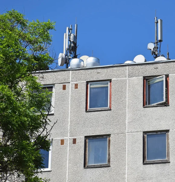 Antenas no topo de um prédio de apartamentos — Fotografia de Stock