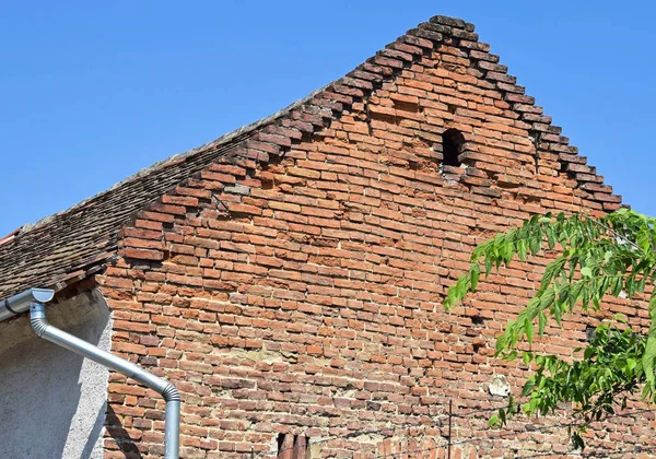 Старая разрушенная кирпичная стена дома — стоковое фото