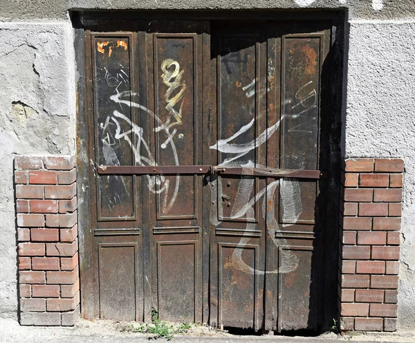 집의 오래 된 녹슨 금속 문 — 스톡 사진