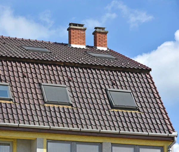 Groot huis dak met rook stapels — Stockfoto