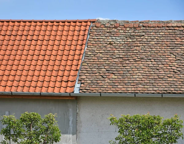 Oude en nieuwe dakpannen — Stockfoto