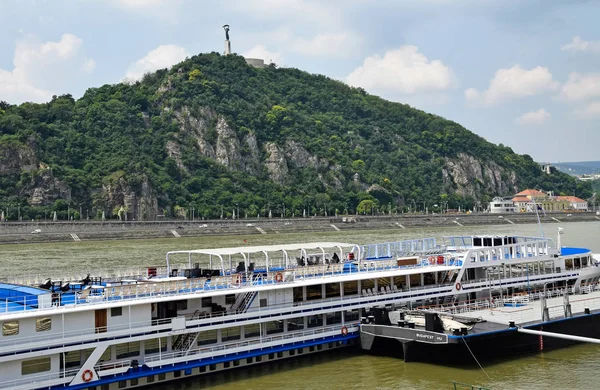 Turistická loď na řece Dunaj v Budapešti — Stock fotografie