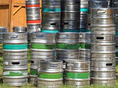 Çelik bira fıçısı açık