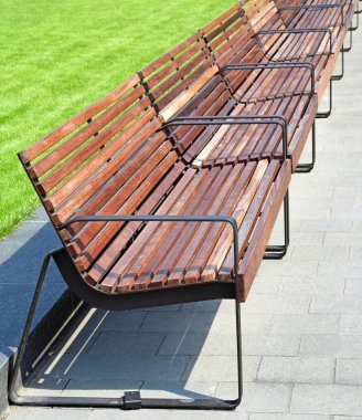 Yaz aylarında parktaki banklar