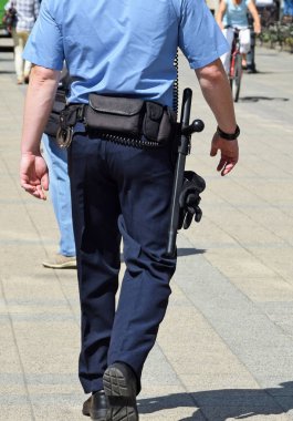 Polis adam sokakta