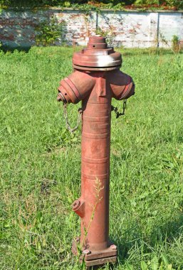 Çim alanda eski hidrant