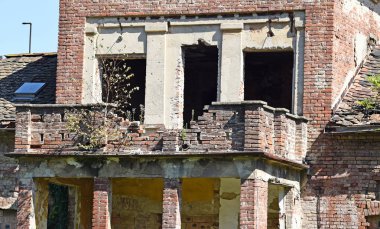 Eski yıkık tuğla ev
