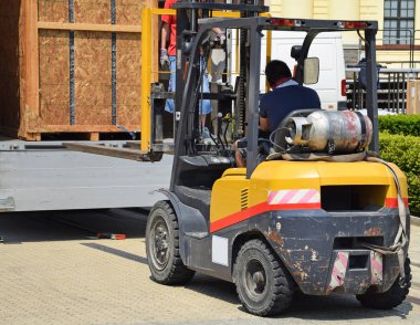 Forklift büyük bir ahşap kutu taşır