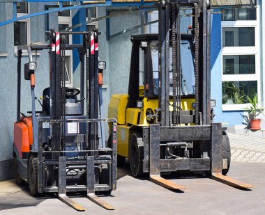 Stapler deponun yanında