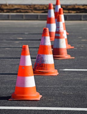 trafik konileri üst üste