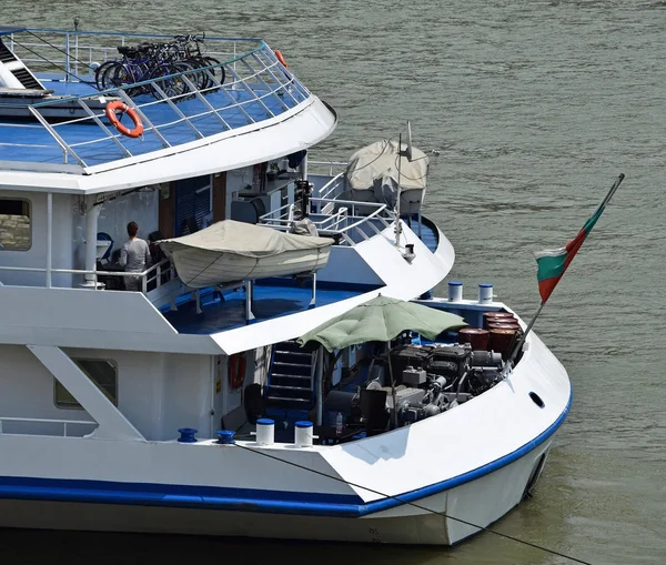 Touristenschiff auf der Donau — Stockfoto