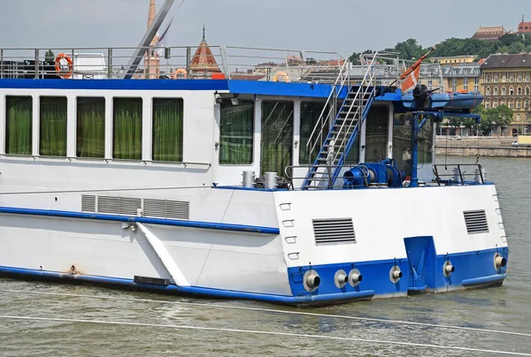 Turist båt på floden Donau — Stockfoto