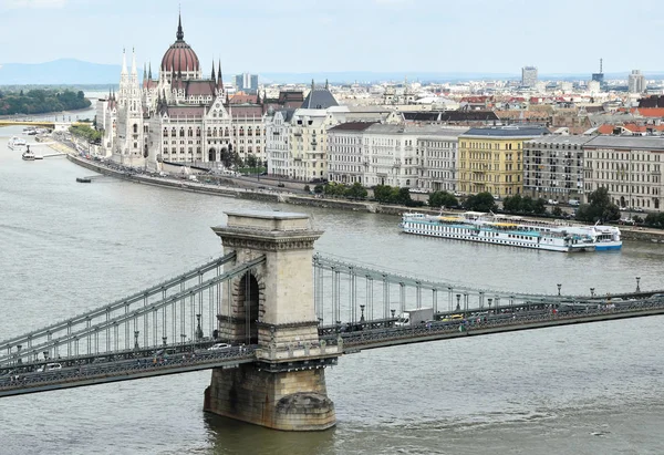 Цепной мост и здание парламента, Будапешт — стоковое фото