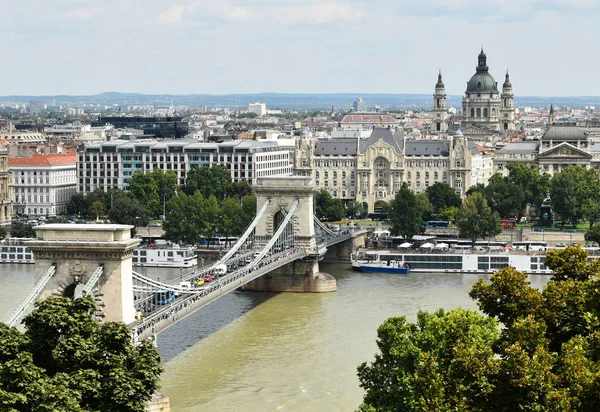 Цепной мост и вид на Будапешт — стоковое фото